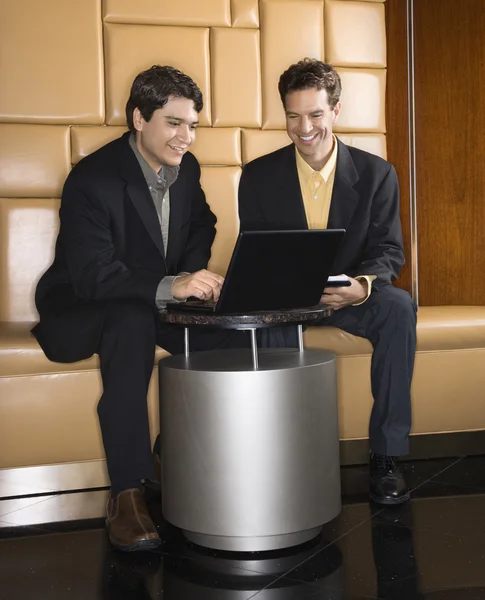 Homens de negócios com laptop . — Fotografia de Stock