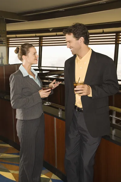 Man en vrouw met cocktails. — Stockfoto