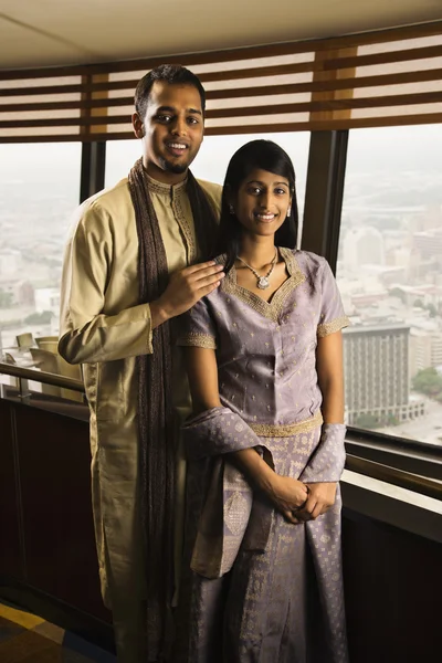 Νεαρό ζευγάρι ενηλίκων από τα windows υψηλή άνοδο — Φωτογραφία Αρχείου