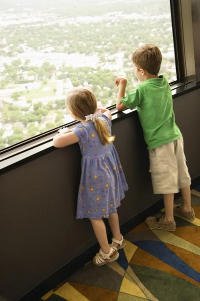 Crianças pequenas na janela . — Fotografia de Stock
