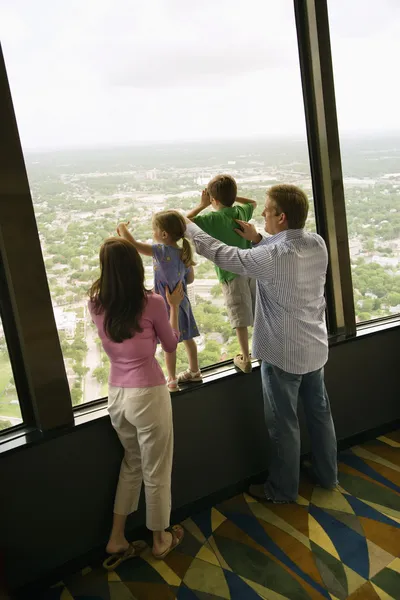 Familjen på fönster. — Stockfoto
