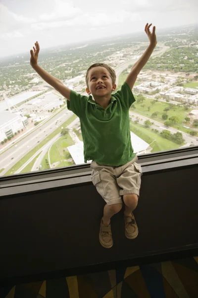 Pojke på fönster. — Stockfoto