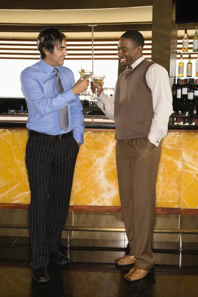 Muži na martini bar. — Stock fotografie