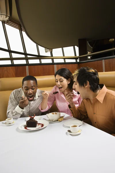 Amici che mangiano dessert . — Foto Stock