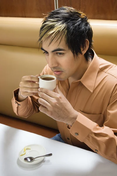 Homem bebendo café . — Fotografia de Stock