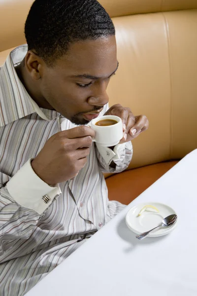 Mann trinkt Kaffee. — Stockfoto