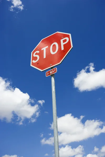Pare de assinar com o céu nublado . — Fotografia de Stock