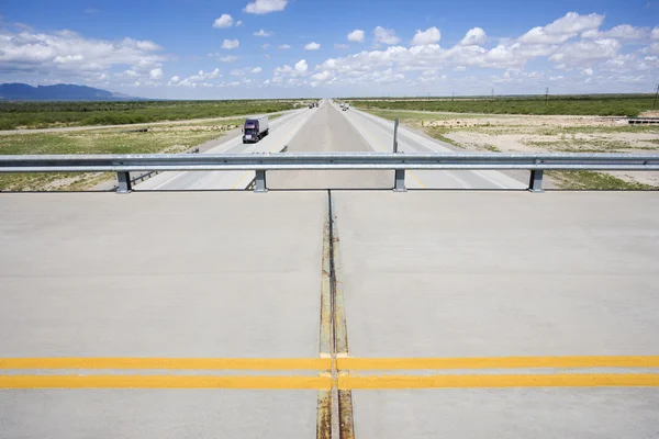 Overpass com rodovia . — Fotografia de Stock