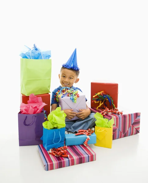 Niño con regalos. Imagen de stock