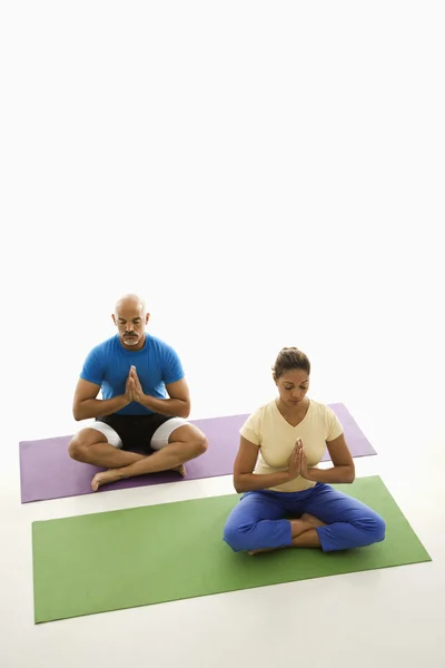Двое практикующих йогу . Лицензионные Стоковые Фото