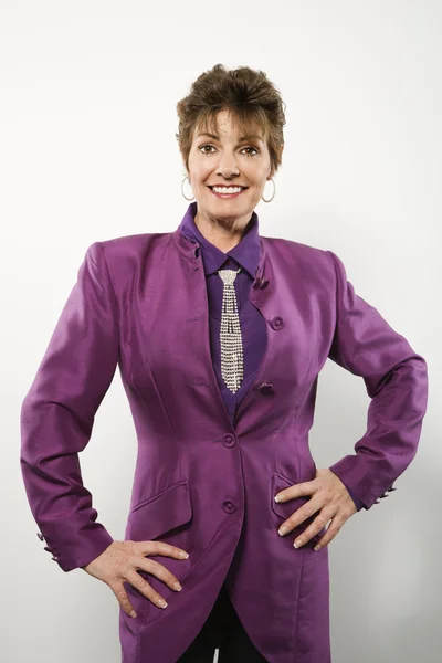 Женщина в фиолетовом костюме . — стоковое фото