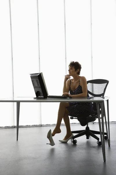 Businesswoman in office. — Stock Photo, Image