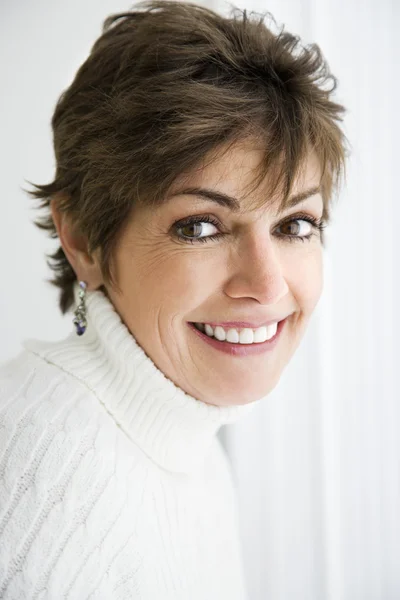 Bonita mujer caucásica sonriendo . — Foto de Stock