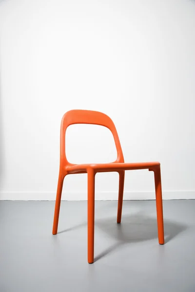 Ein orangefarbener moderner Stuhl. — Stockfoto