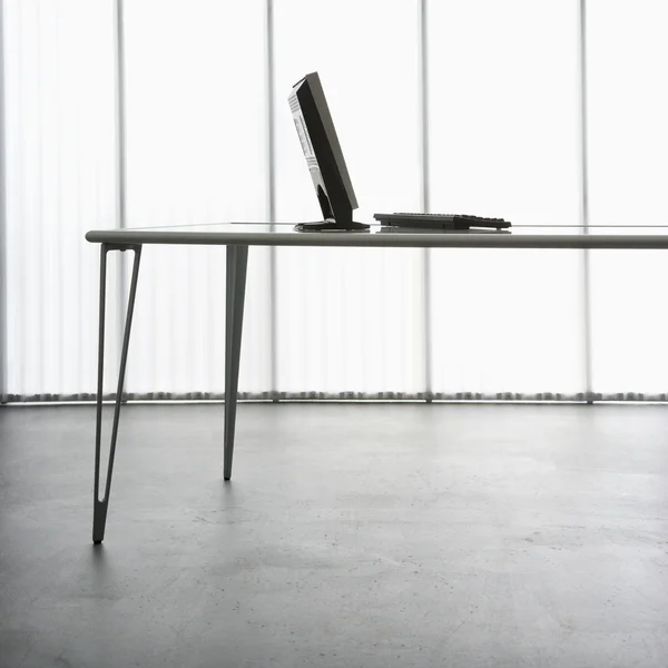 Datorn på bordet. — Stockfoto