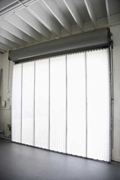 Groot raam en blinds. — Stockfoto