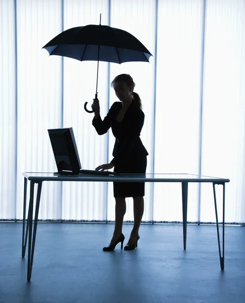 Sekreterare med paraply. — Stockfoto
