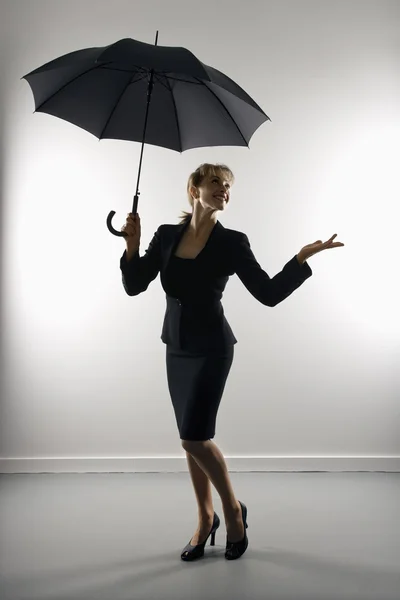 Zakenvrouw met paraplu. — Stockfoto