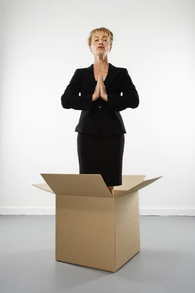Женщина медитирует в коробке . — стоковое фото