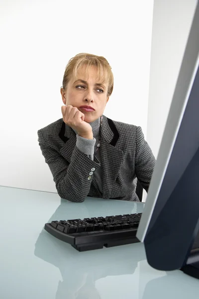 Geschäftsfrau am Computer. — Stockfoto