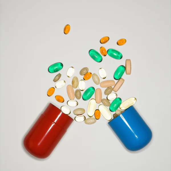 Таблетки і вітаміни . — стокове фото
