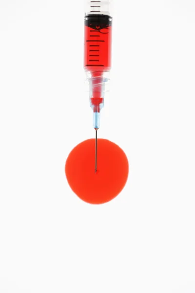 Needle with red liquid. — Stock Photo, Image