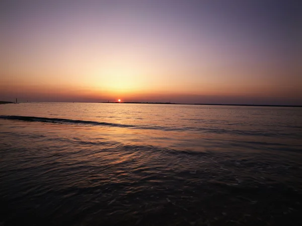 Ηλιοβασίλεμα στην παραλία. — Φωτογραφία Αρχείου