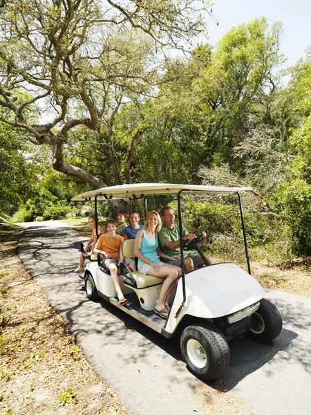Familia en carrito de golf . —  Fotos de Stock