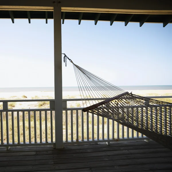 Hängematte auf der Veranda. — Stockfoto