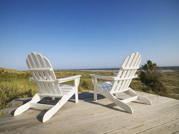 Ligstoelen op het strand. — Stockfoto