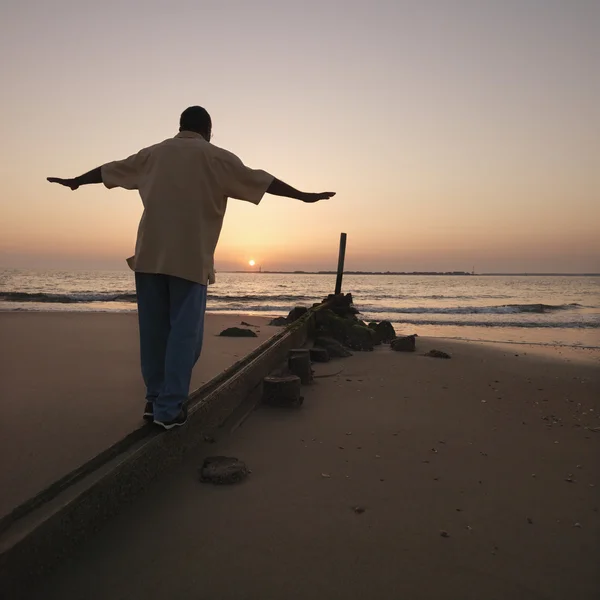 모래 장벽에 남자 — 스톡 사진
