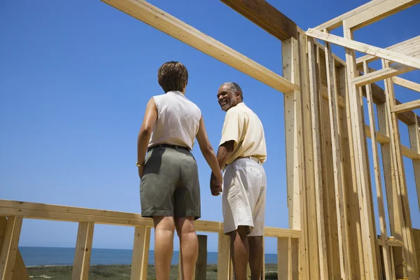 Paar op nieuwe huisplaats. — Stockfoto