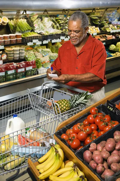 Hombre compras de comestibles . —  Fotos de Stock