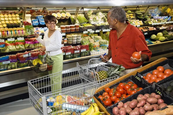 Compras de mercearia de casal . — Fotografia de Stock