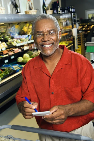 Hombre con lista de supermercados . — Foto de Stock