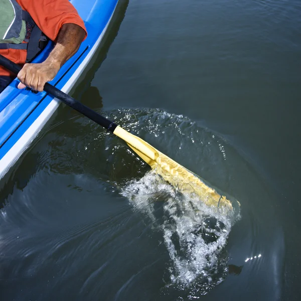 Uomo pagaia kayak . — Foto Stock