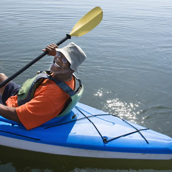 Uomo felice kayak . — Foto Stock