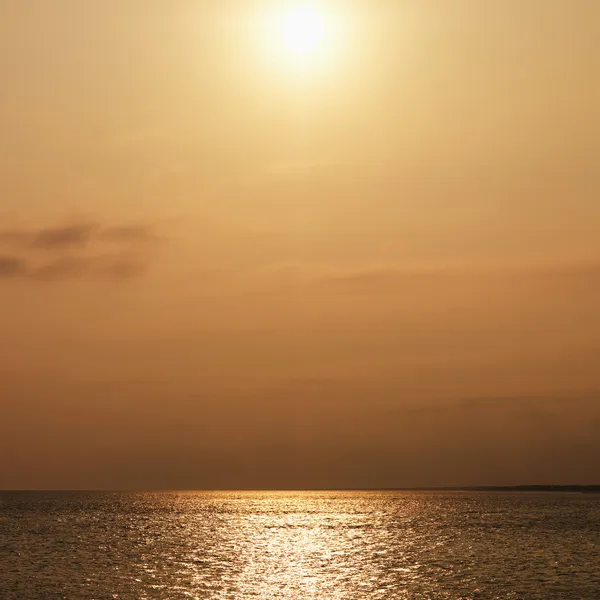 Sol sobre o oceano . — Fotografia de Stock