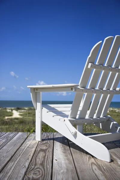 Liegestuhl auf dem Stranddeck. — Stockfoto