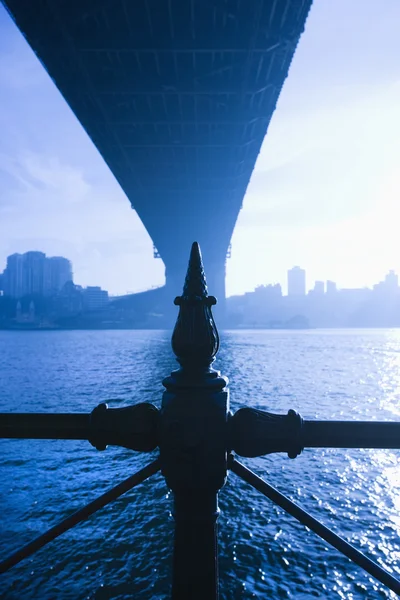 Sidney liman Köprüsü altında. — Stok fotoğraf