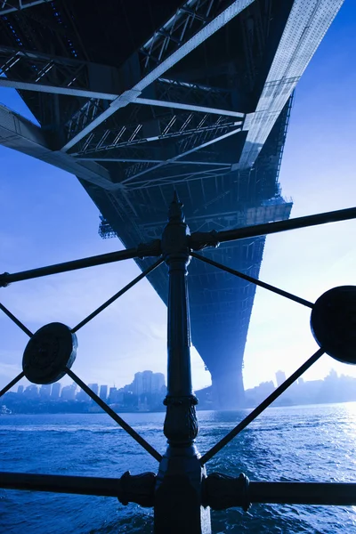 Sidney liman Köprüsü altında. — Stok fotoğraf