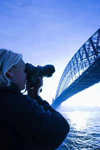 Männlicher Teenager fotografiert Brücke. — Stockfoto