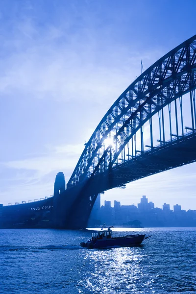 Boot unter Brücke. — Stockfoto