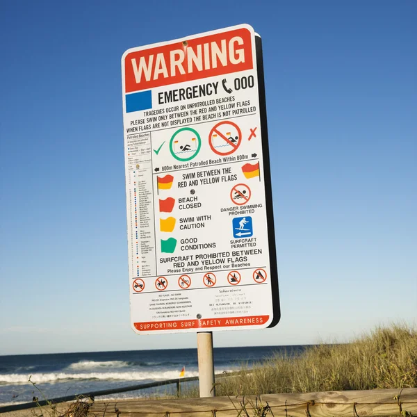 Sinal de aviso na praia . — Fotografia de Stock