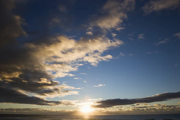 Coucher de soleil sur l'océan . — Photo