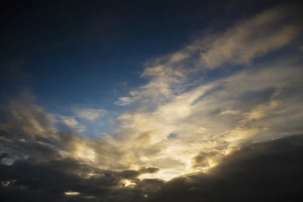 Nuvens e pôr do sol . — Fotografia de Stock