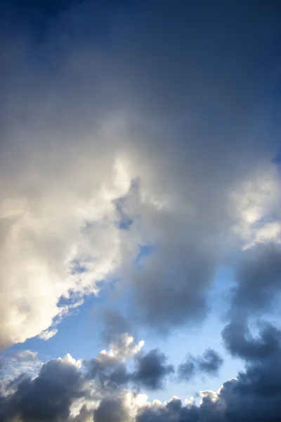 Felhők és kék ég. — Stock Fotó