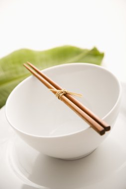 chopsticks boş bir kupa. izole