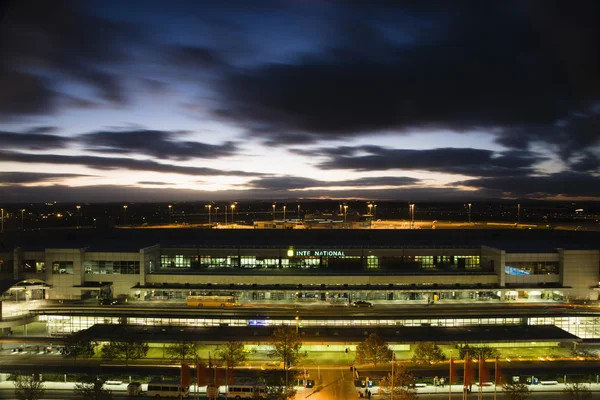 Melbourne airport på natten — Stockfoto
