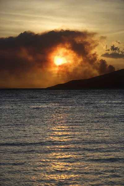 Ηλιοβασίλεμα πάνω από τον ωκεανό. — Φωτογραφία Αρχείου